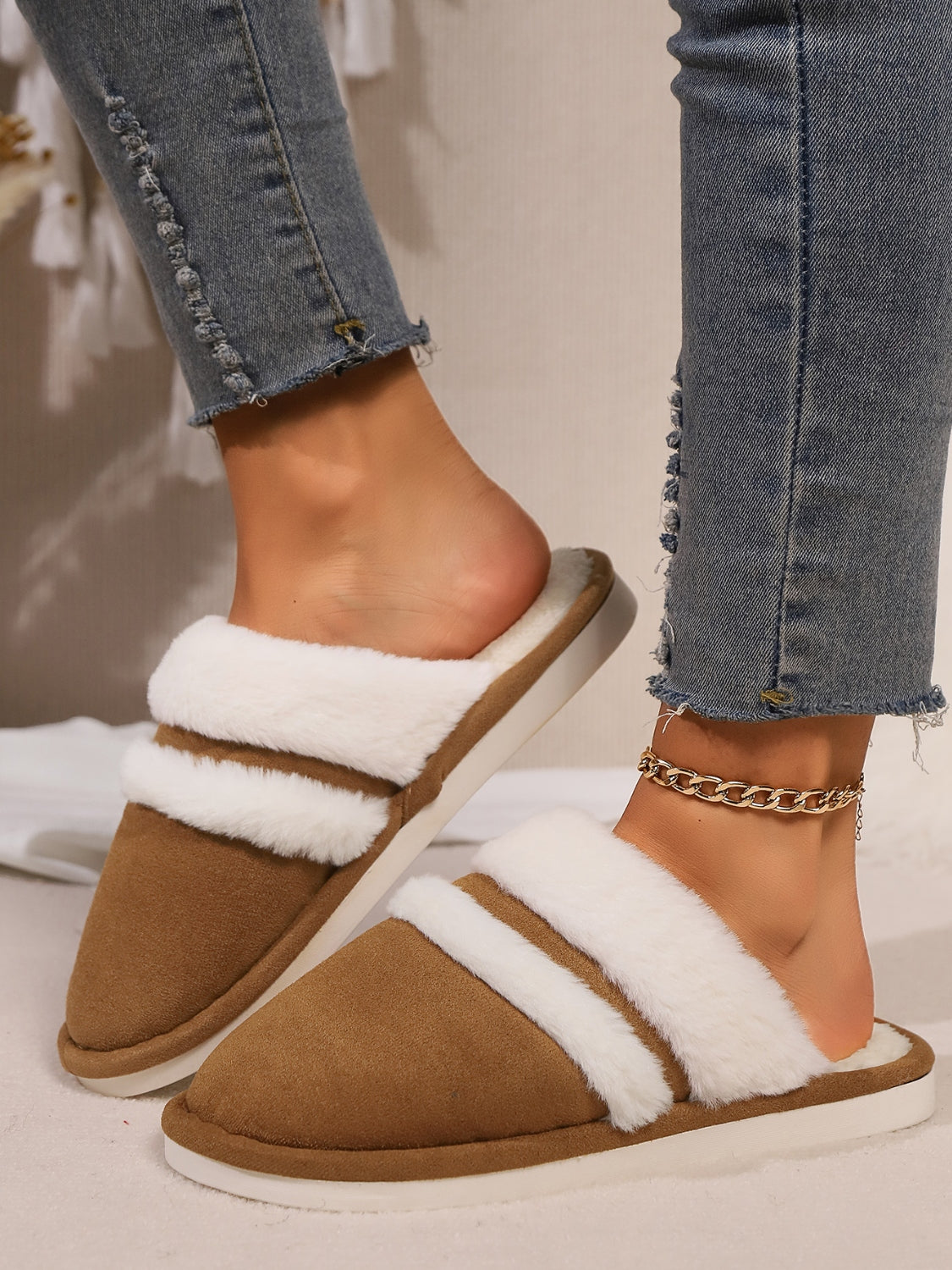 Contrast Faux Fur Round Toe Slippers