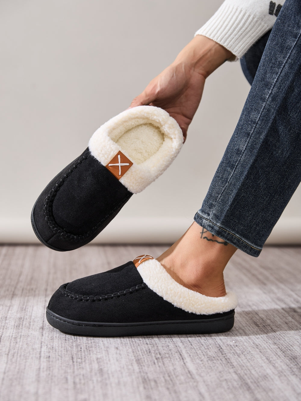 Contrast Round Toe Flat Slippers