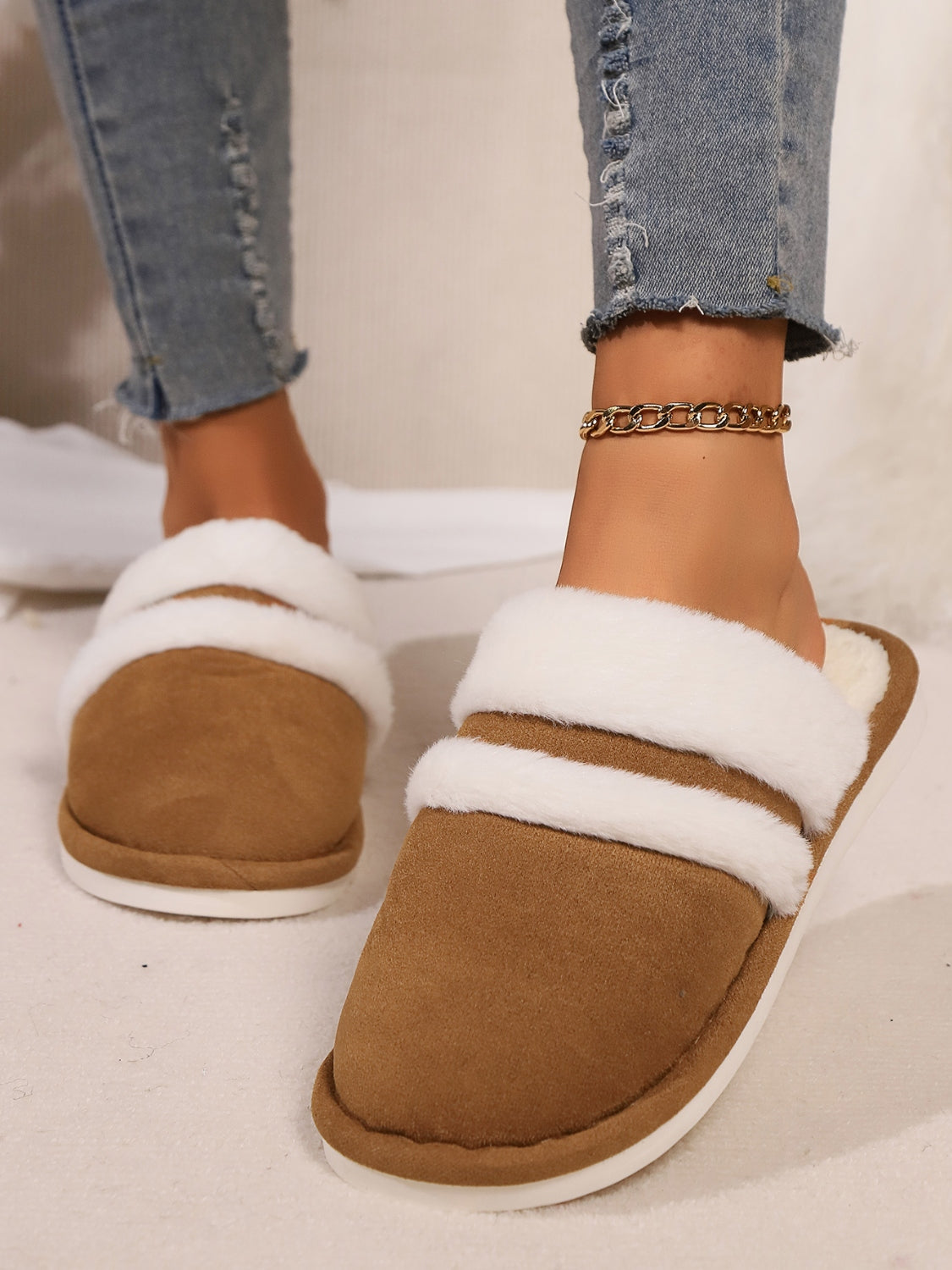 Contrast Faux Fur Round Toe Slippers