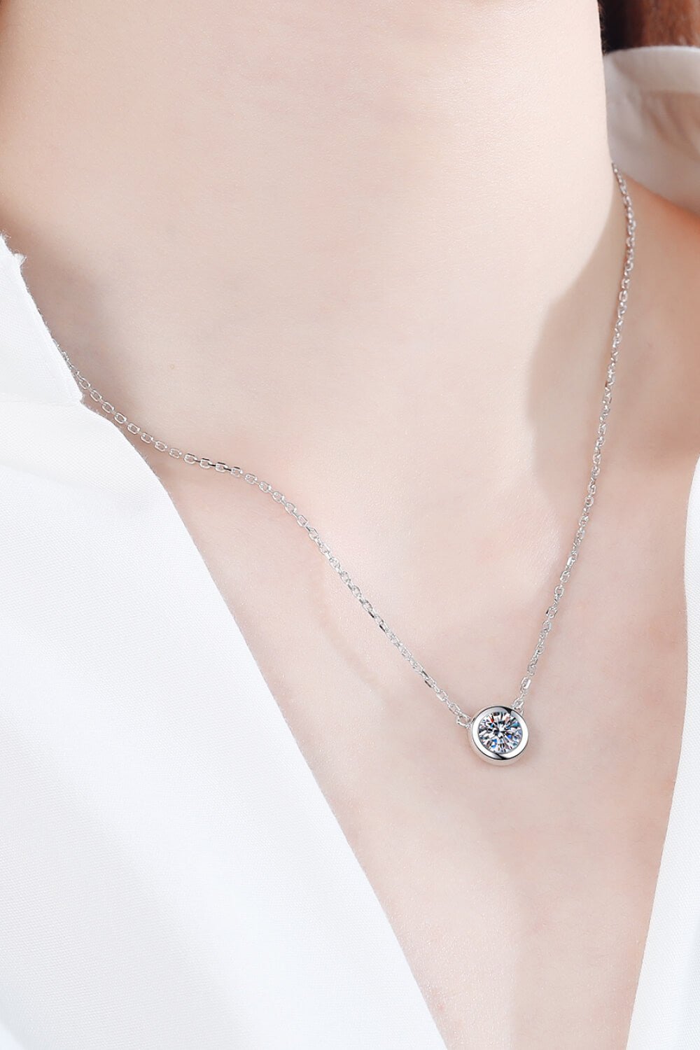 Women's Moissanite Round Pendant Chain Necklace