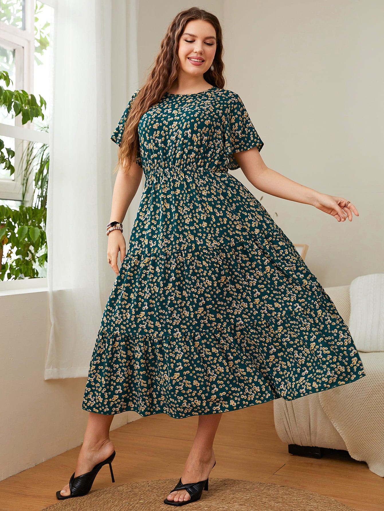 Plus Size Floral Round Neck Short Sleeve Midi Dress